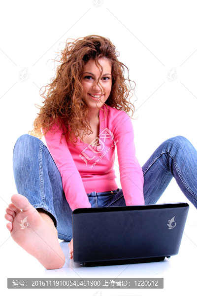 使用筆記本電腦的年輕女性