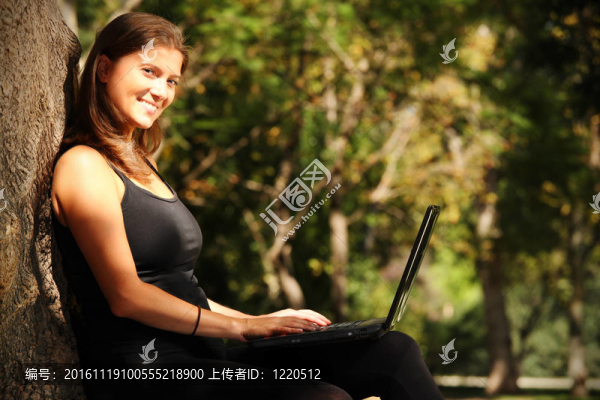 在公園工作的年輕女孩