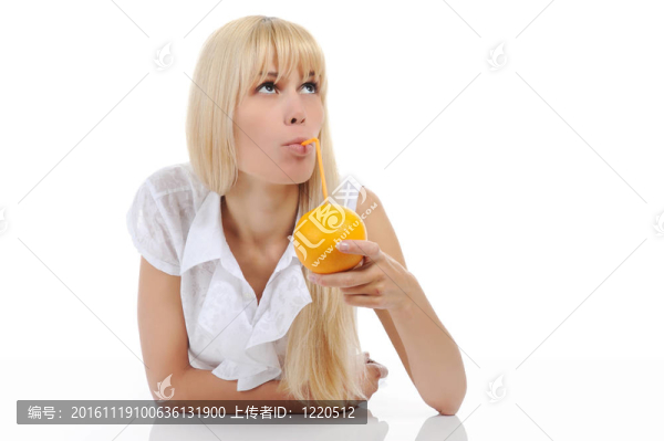 金發(fā)女人與橙色飲料