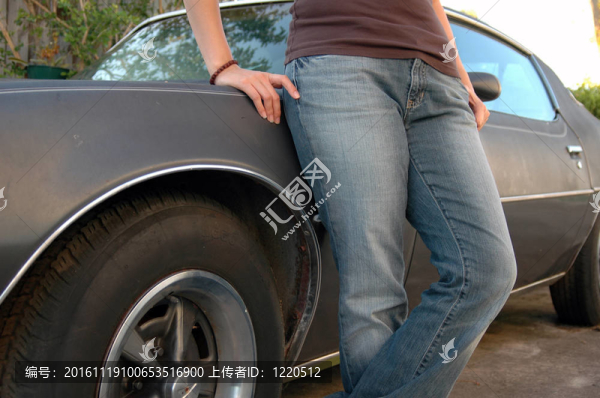 女人在車