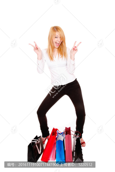 帶購物袋的快樂女人