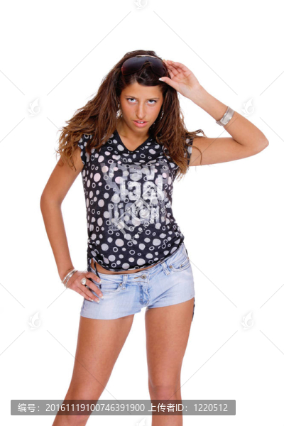 穿著牛仔褲短褲的年輕女人