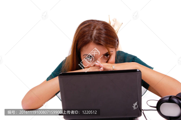 筆記本電腦上的年輕的商業(yè)女性