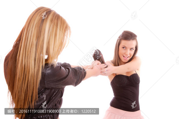 兩個年輕的女人打架