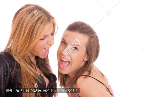 兩個年輕的女人打架