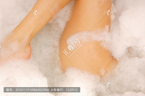 年輕的女人喜歡沐浴泡沫
