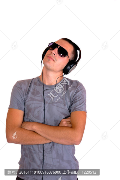 男人正在聽音樂