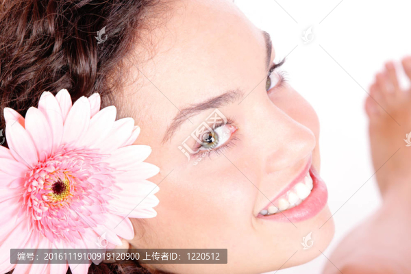 美麗的女人與花孤立的白色
