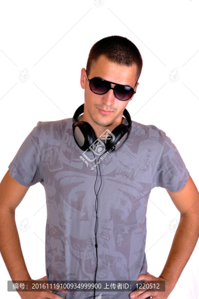 男人正在聽音樂
