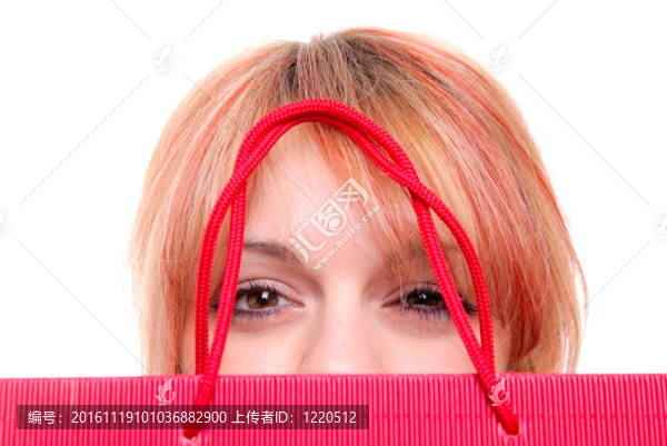 快樂的年輕女孩用彩色的袋子
