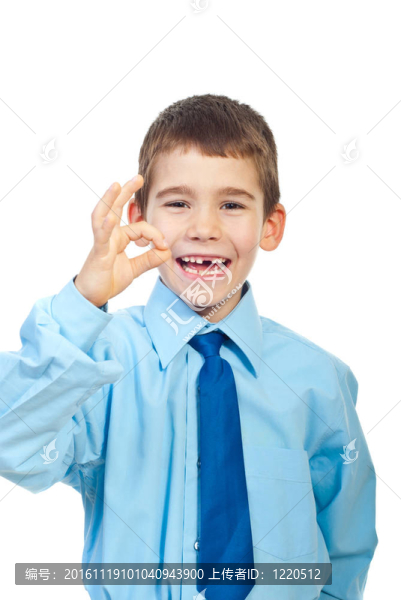 笑的男孩表現(xiàn)出好的手勢