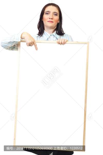 中年女人拿著空白海報(bào)