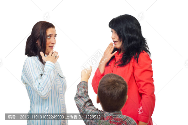 小男孩指著兩個女人