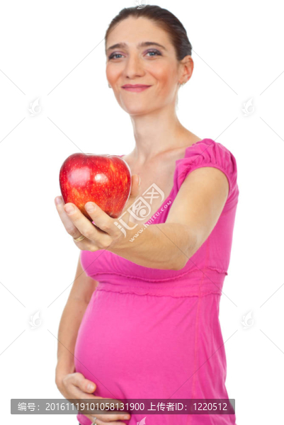 懷孕的女人給一個(gè)大的紅蘋果