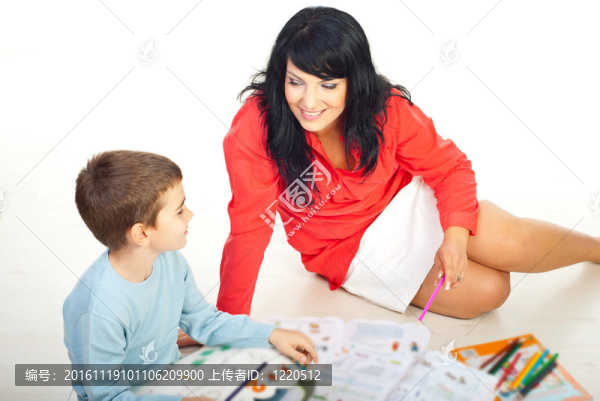 媽媽和兒子坐在地板上說話