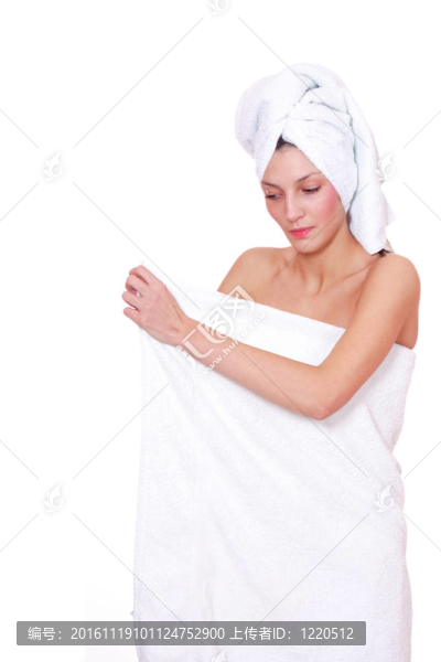 美麗的年輕女子在毛巾
