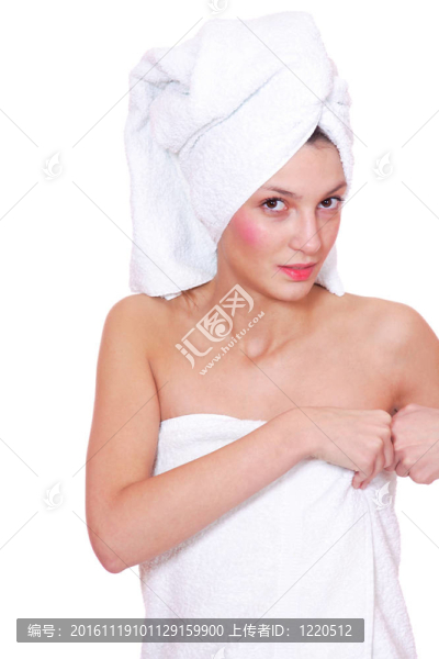 美麗的年輕女子在毛巾