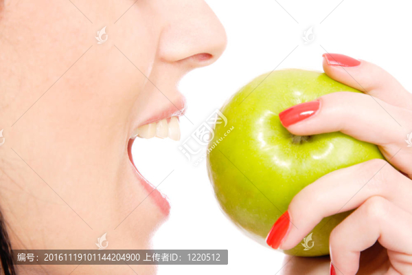 一個(gè)漂亮的年輕女人拿著一個(gè)蘋果