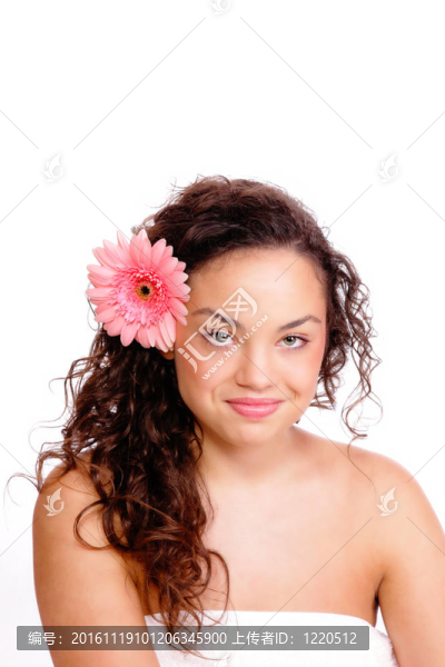 在溫泉前的美麗女人的肖像