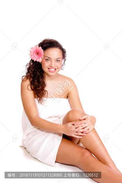 在溫泉前的美麗女人的肖像