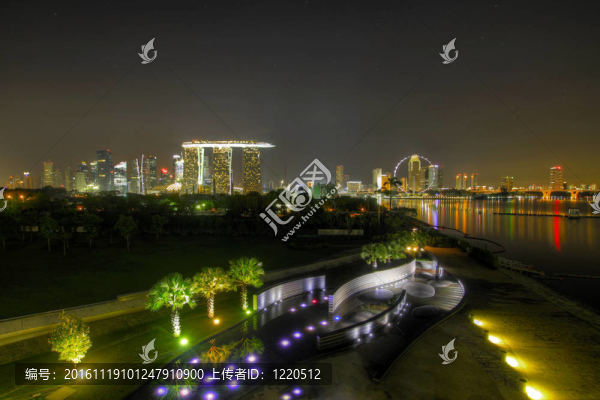 新加坡夜天際線從碼頭彈幕