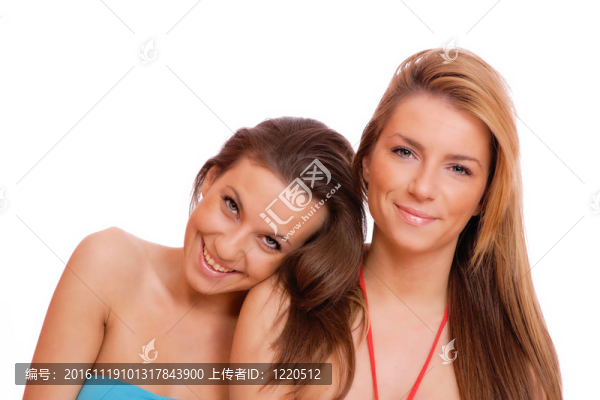 兩個女孩在一個白色的背景