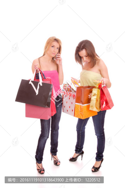 兩個(gè)快樂(lè)的年輕漂亮的女人與購(gòu)買