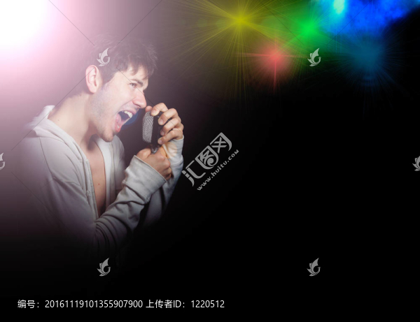 年輕人唱歌