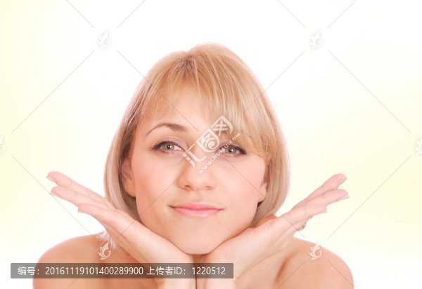 清新美麗的年輕模特