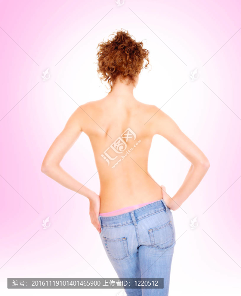 穿著牛仔褲的女人
