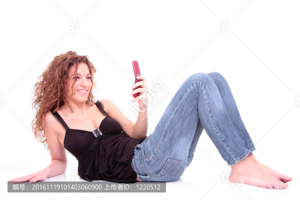 漂亮的女孩在打電話