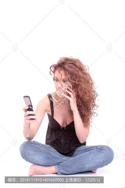漂亮的女孩在打電話
