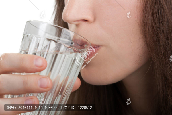 女性飲用水