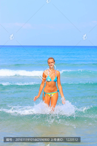 希臘海灘上的女人