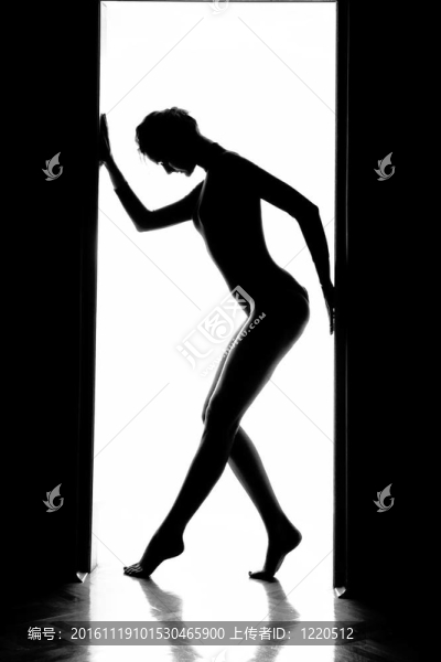 一個美麗的年輕女人的輪廓