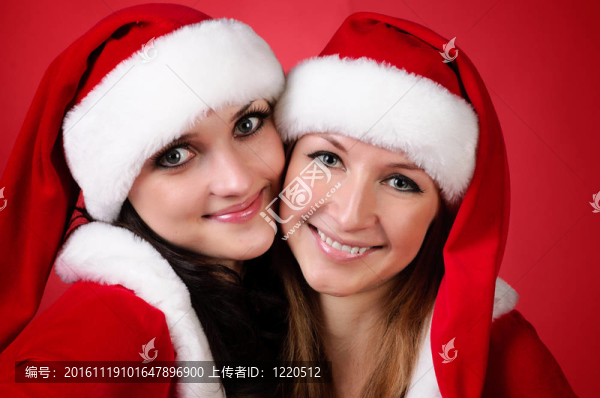 兩女朋友在圣誕節(jié)的服飾，白色。