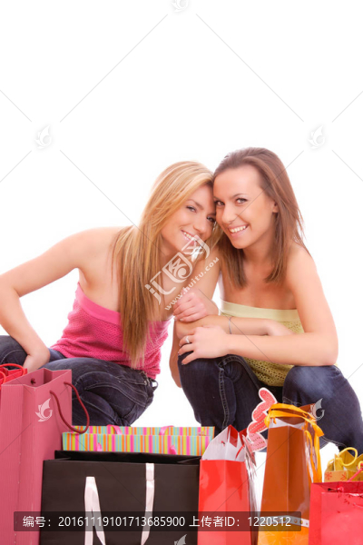兩個(gè)快樂的年輕漂亮的女人與購買