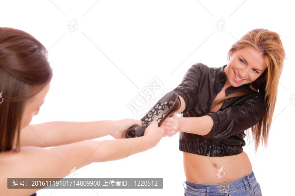 兩個年輕的女人打架