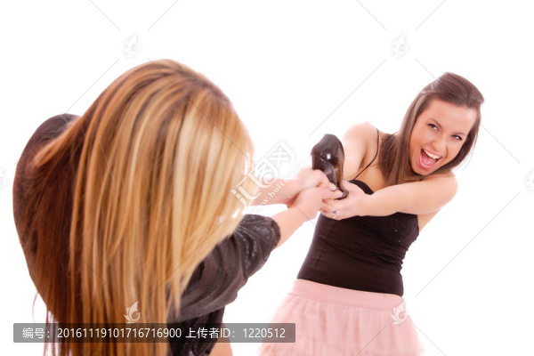 兩個年輕的女人打架