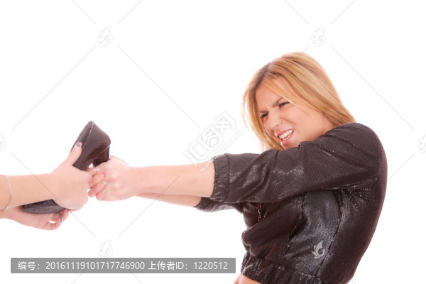 兩個(gè)年輕的女人打架