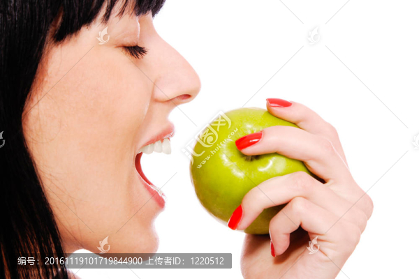 一個漂亮的年輕女人拿著一個蘋果