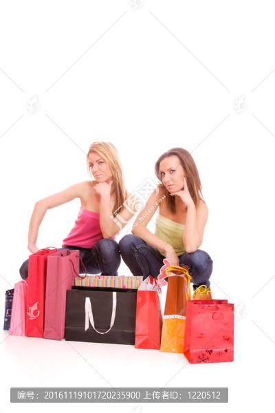 兩個(gè)快樂(lè)的年輕漂亮的女人與購(gòu)買