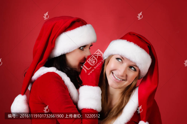和快樂的年輕的Santa女孩交談