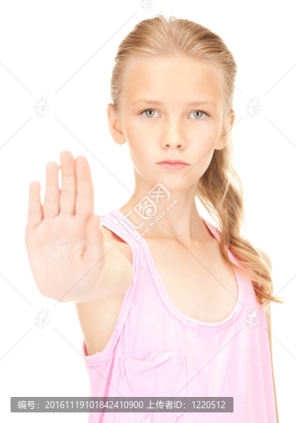 可愛(ài)的女孩顯示停止標(biāo)志