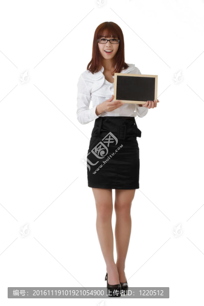 微笑的女商人拿著空白黑板