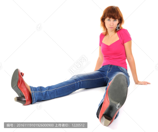 年輕的女人坐在地板上