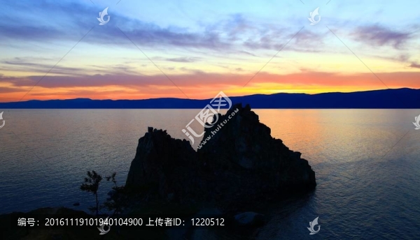 日落。貝加爾湖。奧爾洪島島。