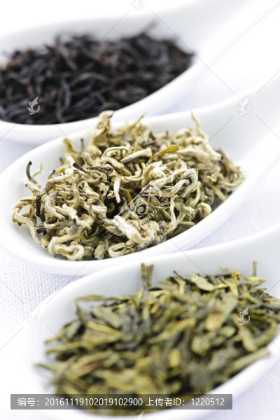 各種各樣的用勺子干的茶葉