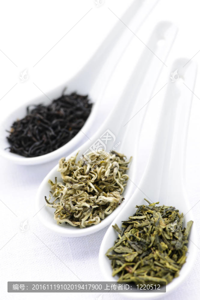 各種各樣的用勺子干的茶葉