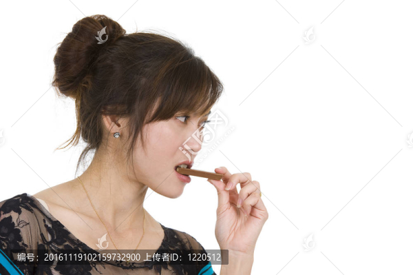 美麗的女人吃巧克力